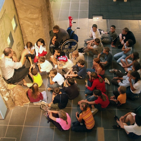 Kinder bei einer Ausstellungsführung 